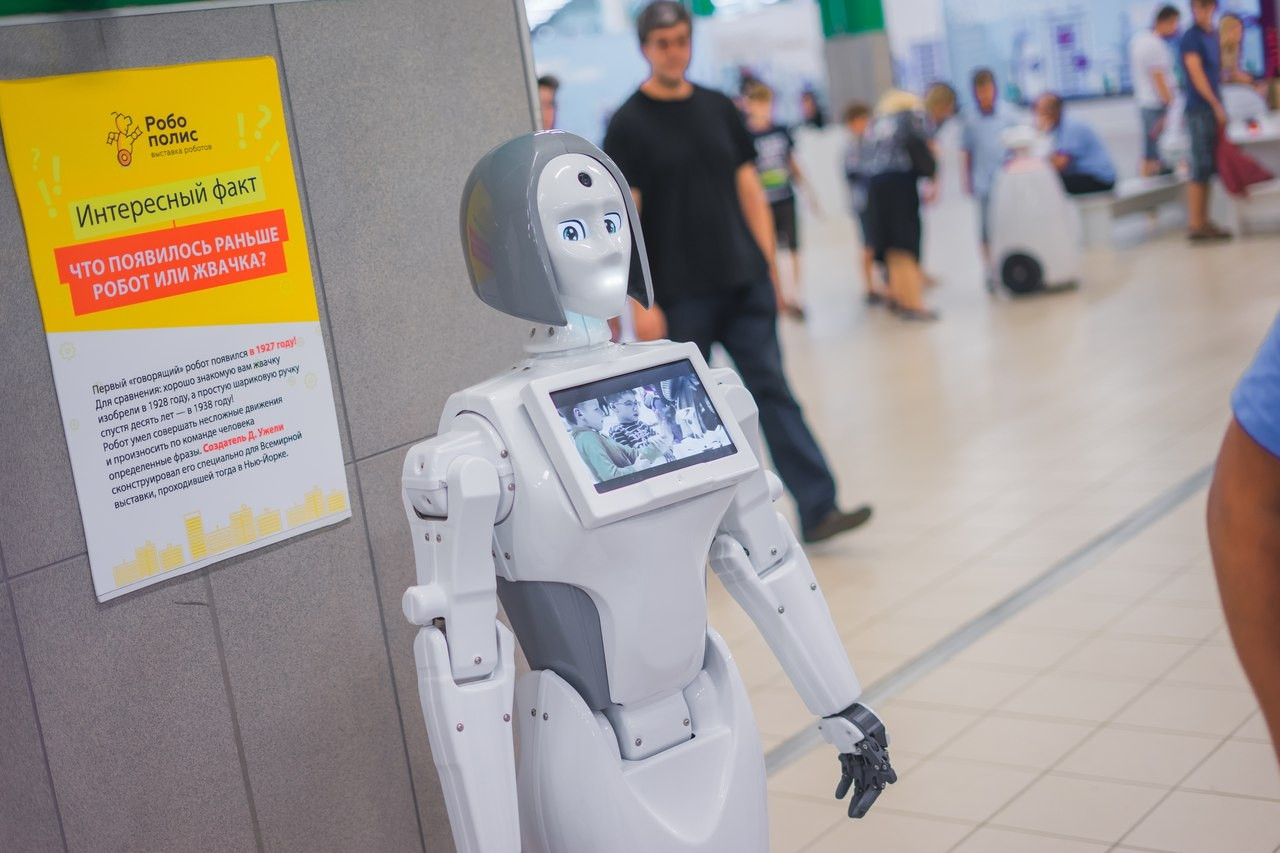 Выставка роботов магнитогорск. Выставка роботов. Робо выставка. Робот Robofish выставка роботов. Женщина робот выставка.