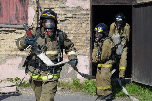 Спасли пострадавшего и потушили условный пожар. В Магнитогорске прошли соревнования среди газодымозащитников