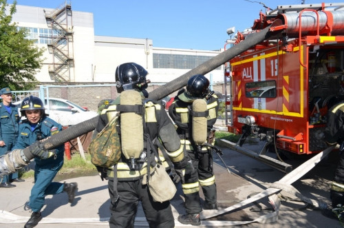 Спасли пострадавшего и потушили условный пожар. В Магнитогорске прошли соревнования среди газодымозащитников