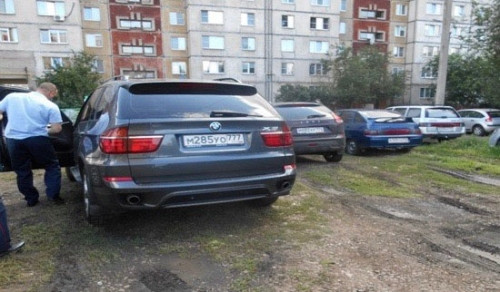 Штраф на всех – 10 тысяч рублей. Любителей парковаться на газоне привлекают к ответственности