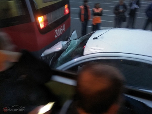 Водителя и пассажира «Яндекс.Такси» госпитализировали. В Магнитогорске «Лада Веста» въехала под трамвай