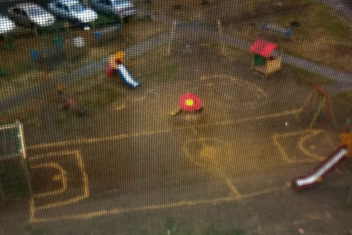 Без участия муниципалитета. В Магнитогорске дети во дворе сделали свою футбольную площадку