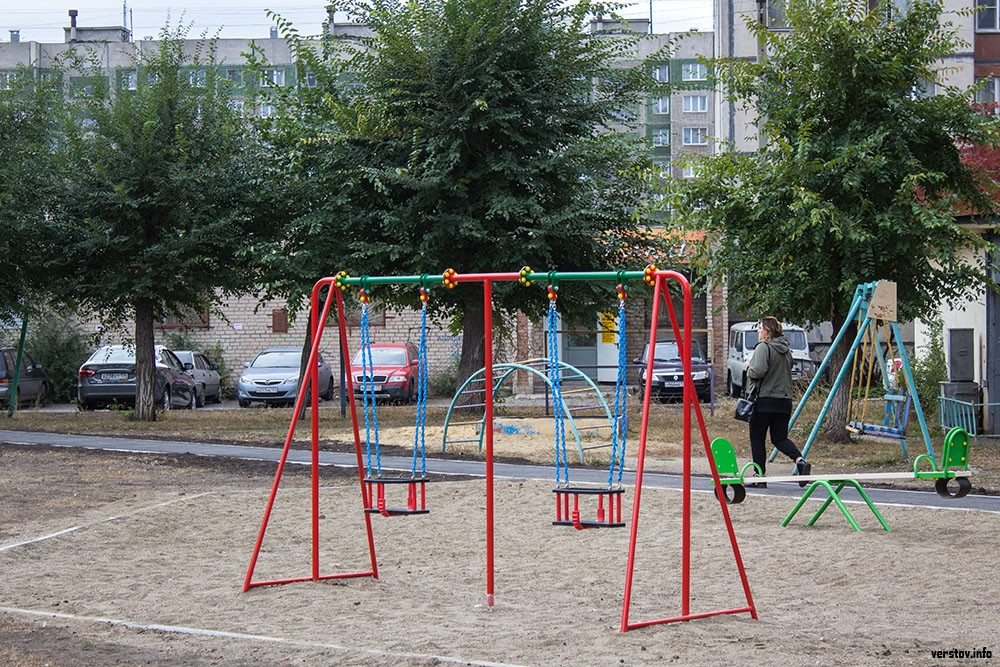 Два двора. Сквер зелёный дворик Магнитогорск. Благоустройство Магнитогорск. Магнитогорск дворы. Благоустройство магнитогорских дворов.