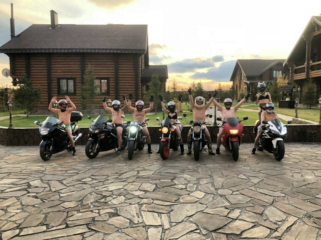 Голышом в авто