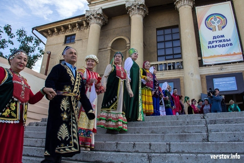 В начале – фото, в конце – возложение цветов. Президент Татарстана Рустам Минниханов встретился с татарской общиной