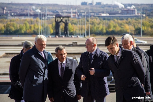 В начале – фото, в конце – возложение цветов. Президент Татарстана Рустам Минниханов встретился с татарской общиной