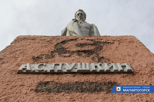 Сняли чугунные элементы. От рук вандалов пострадал памятник Пушкину на площади Победы