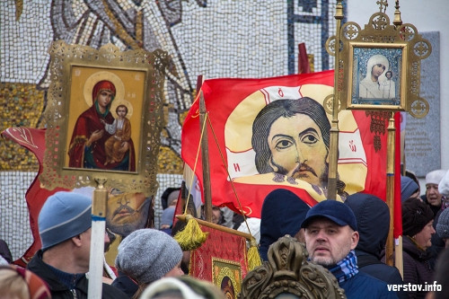 Без владыки, но с благочинным. В Магнитогорске крестным ходом отметили День народного единства