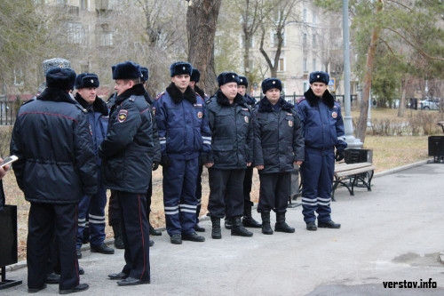 «Если потереть звезды на погонах…». В сквере Металлургов появился бронзовый милиционер «Если потереть звезды на погонах…». В сквере Металлургов появился бронзовый милиционер