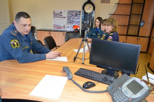 МЧС на связи. Горожане спрашивали про трудоустройство и жаловались на курящих соседей