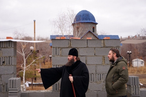 Уже возвели фундамент. Епископ Иннокентий посетил строительство духовно-просветительского центра Уже возвели фундамент. Епископ Иннокентий посетил строительство духовно-просветительского центра