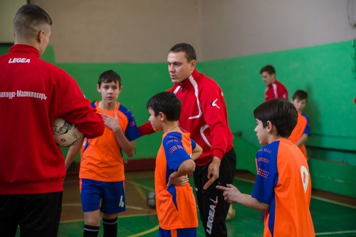 В поселке Приморском прошел футбольный праздник. Футболисты из «Металлург-Магнитогорск» потренировали детскую команду