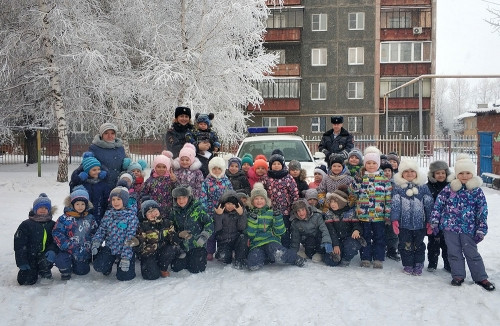 Повторили ПДД. Инспекторы Госавтоинспекции устроили детсадовцам «Зимние каникулы»