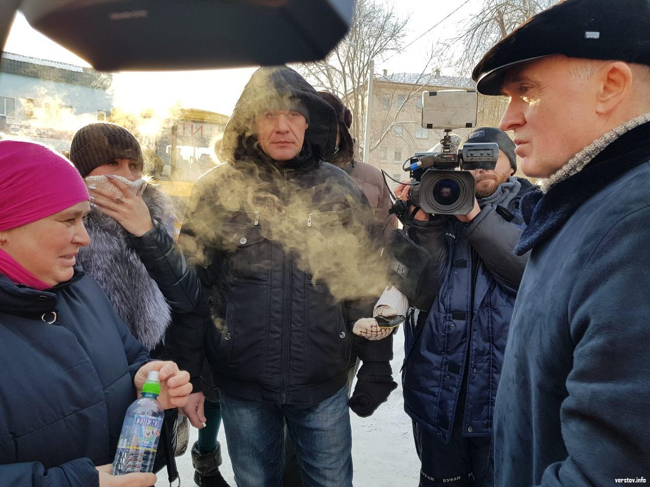 спасатели в японии. человек в пожаре. спасательные роботы в японии. австралия кот и собака. спасенных будет больше.