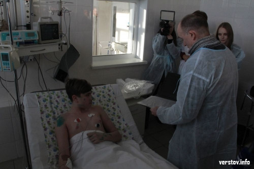 Подарил ноутбук от президента. Борис Дубровский навестил в больнице пострадавшего ребенка
