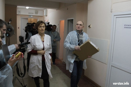 Подарил ноутбук от президента. Борис Дубровский навестил в больнице пострадавшего ребенка