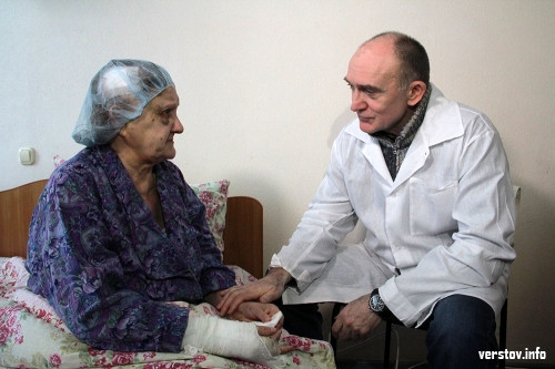 Хоть какое-то настроение. Губернатор Борис Дубровский пообщался с пострадавшими в больнице и вручил им мандарины
