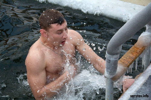 Для всех желающих. В Магнитогорске ледяным купанием отмечают Крещение Господне