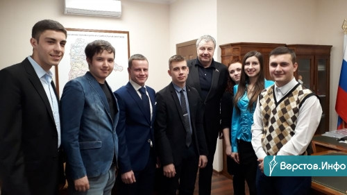 Сто вопросов к взрослому. Члены Молодежной палаты навестили Виталия Бахметьева