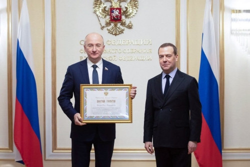 Медведев поощрил Цепкина. Председатель Правительства РФ наградил южноуральского сенатора