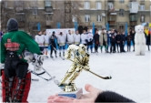 «Тимоша Бирюков». Юных хоккеистов поздравили талисман и ведущий защитник «Металлурга»