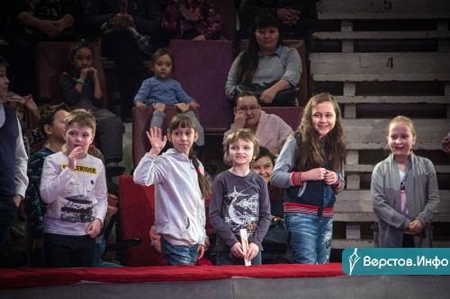 Без грима и масок. В Магнитогорске цирковые артисты устроили для детей интерактивное шоу