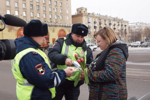 Дамы впечатлились. В Магнитогорске инспекторы ГИБДД провели акцию «Цветы для автоледи» Дамы впечатлились. В Магнитогорске инспекторы ГИБДД провели акцию «Цветы для автоледи»