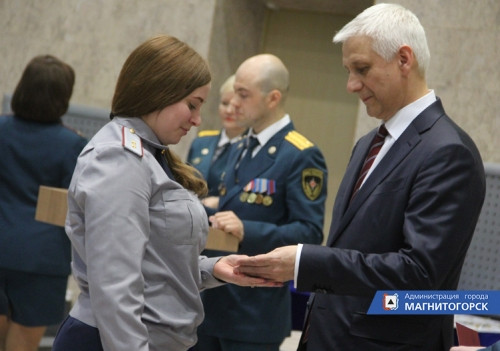 Вручали знаки отличия МЧС России. В мэрии вновь награждали участников поисково-спасательной операции