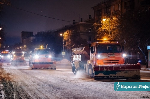 Город накрыло снегом. На очистку дорог города вышло 38 единиц техники АО «Южуралмост»