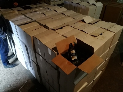 Собственников товара ищут. Полицейские изъяли почти семь тысяч бутылок «левого» алкоголя