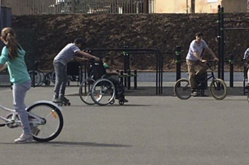 Инвалиды сами попросили снять видео. На спортплощадке Магнитогорска дети на инвалидных колясках оказались здоровыми