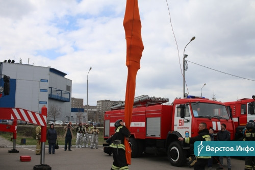 Пожарное шоу за «Ареной Металлург»! В Магнитогорске отметили 370-летие пожарной охраны России