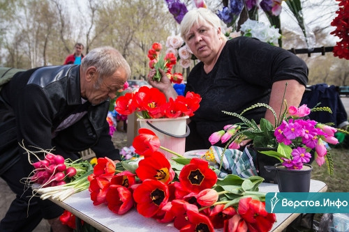 На городских кладбищах сегодня многолюдно. Магнитогорцы поминают усопших