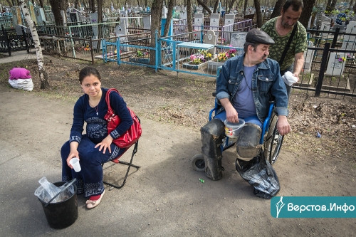 На городских кладбищах сегодня многолюдно. Магнитогорцы поминают усопших