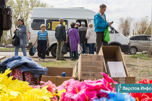 На городских кладбищах сегодня многолюдно. Магнитогорцы поминают усопших