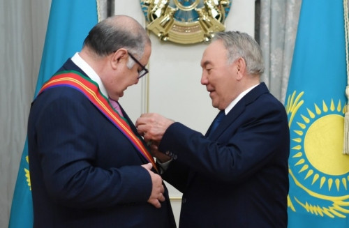 «За значительный вклад...» Нурсултан Назарбаев вручил Алишеру Усманову орден Дружбы