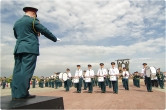 Капали слезы на кларнет. Военные оркестры устроили настоящее шоу в парке у Вечного огня