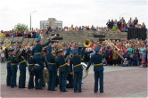 Капали слезы на кларнет. Военные оркестры устроили настоящее шоу в парке у Вечного огня