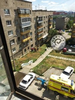 Не выдержал страховочный трос? В Магнитогорске рабочий упал с высоты третьего этажа
