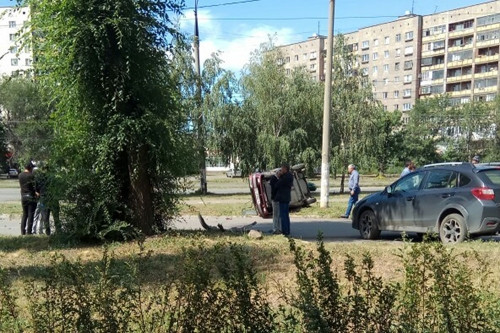 Один из водителей получил травмы. Утром в Магнитогорске произошло ДТП с переворотом