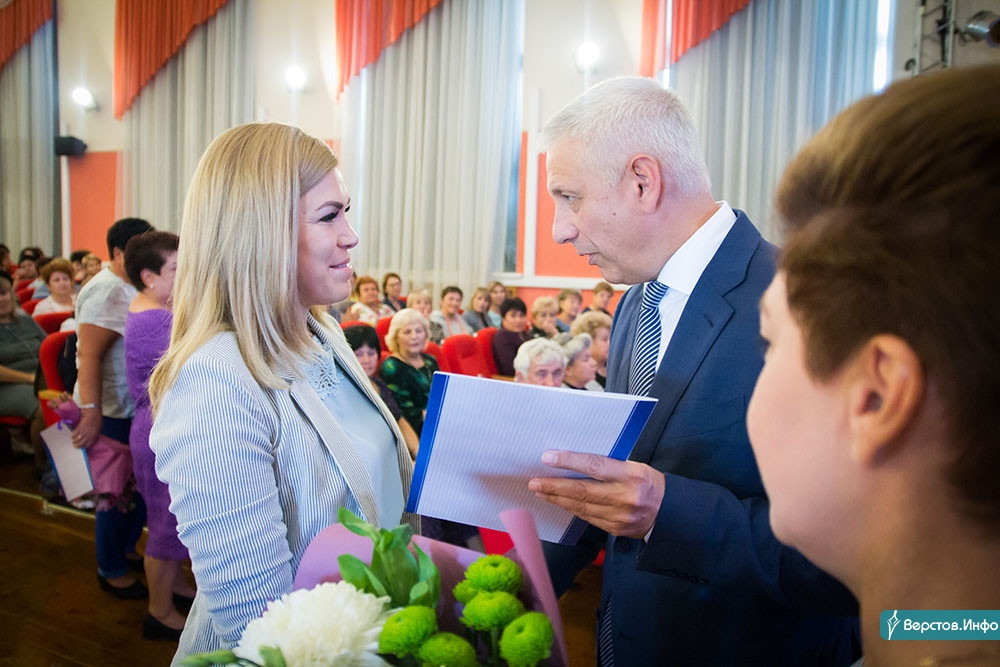 Сайт образования магнитогорска. Управление образования Магнитогорск Сафонова. Г Магнитогорск Сафонова начальник управления образования. Во главе знаний.