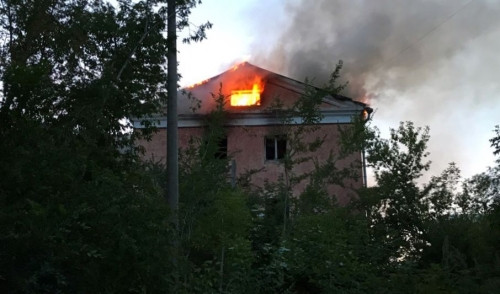 Рухнула крыша, сгорели перекрытия. Пожарные ликвидировали пожар в бывшем училище № 67 лишь утром