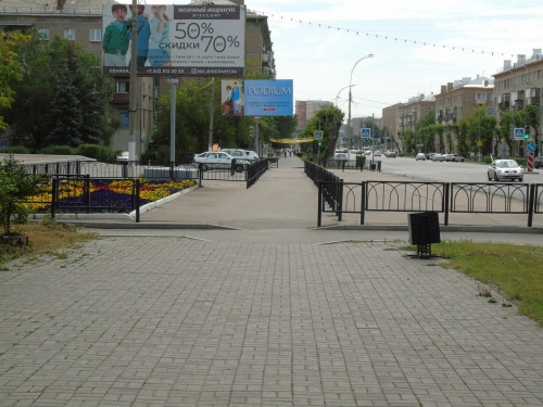Тротуар превратили в коридор. Магнитогорцев удивил новый забор перед Дворцом творчества на проспекте Ленина
