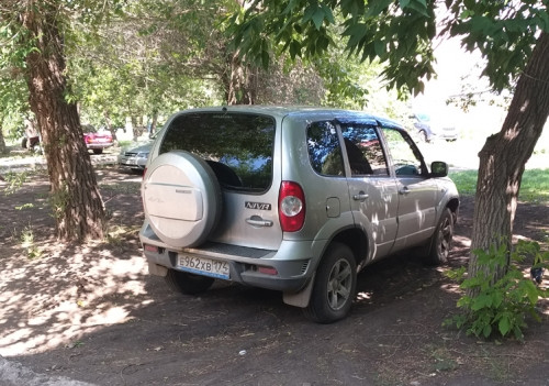 Получи и распишись! Горожан продолжают штрафовать за парковку на газонах