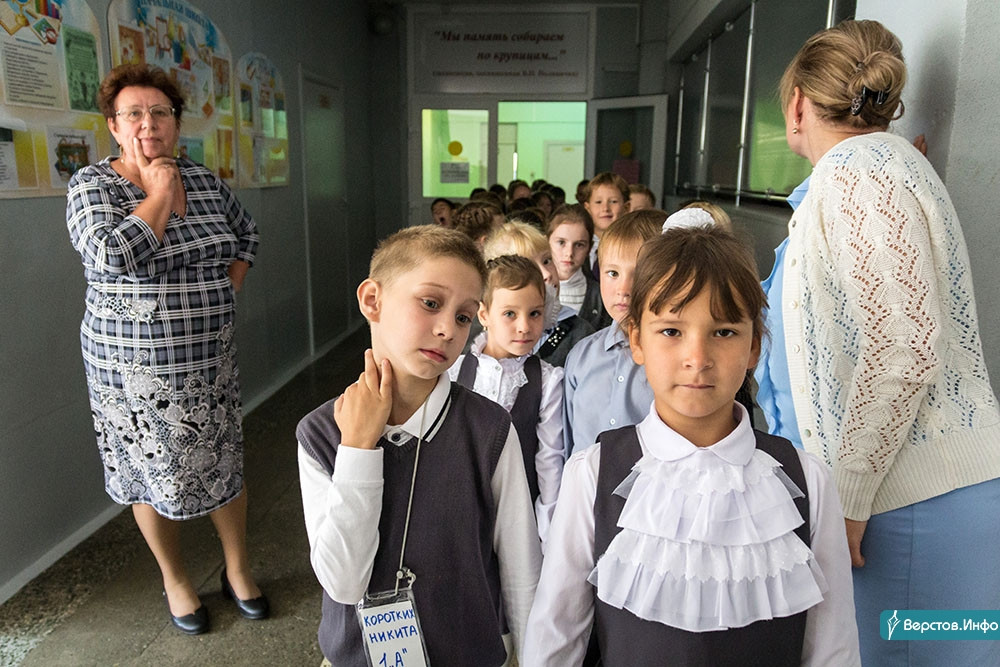 Школьники проходят через турникеты.