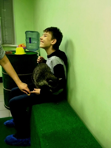 Дети и еноты стали друзьями. В Магнитогорске пациенты посетили зоопарк