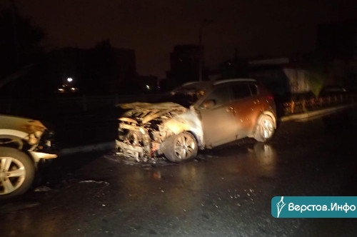 Ущерб в полмиллиона рублей! Во дворе на Тевосяна загорелись два автомобиля