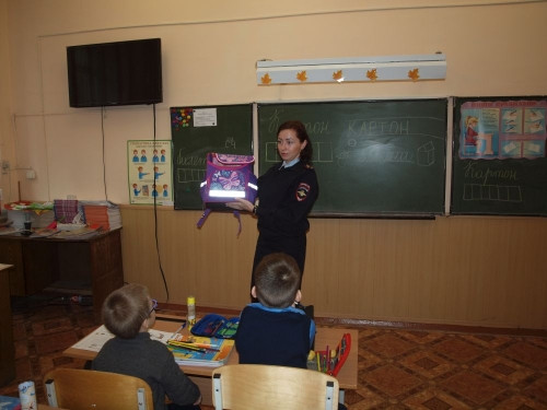 Работа над ошибками. Полицейские наведались в школы, ученики которых пострадали в ДТП Работа над ошибками. Полицейские наведались в школы, ученики которых пострадали в ДТП