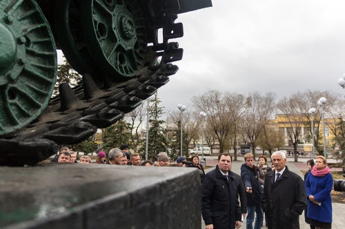 В год по скверу. Глава Магнитогорска осмотрел благоустройство на площади Победы