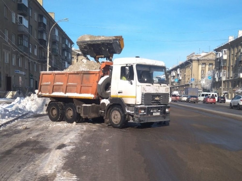 Снегоуборочная техника продолжает работать. За выходные из Магнитогорска вывезли пять тысяч тонн снега